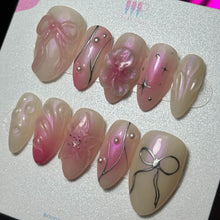 Charger l&#39;image dans la galerie, Photo des press-on nails &quot;Cute AF&quot; faits main en France. Ongles roses ornés de détails 3D, de fleurs et de dessins fin chromés. Style cute et sur mesure.
