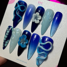 Charger l&#39;image dans la galerie,  Photo des press-on nails &quot;Blue Marine&quot; faits main en France. Ongles aux tons bleus estivaux rappelant les couleurs de l&#39;océan. Style estival et sur mesure.
