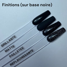 Charger l&#39;image dans la galerie, finitions press on nails matte brillant pailleté réfléchissant comparatif sur base noire
