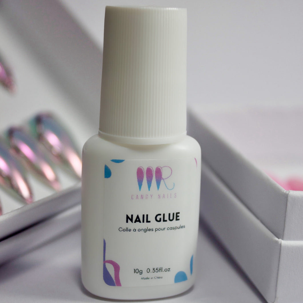 Colle à faux ongles avec applicateur pinceau, idéale pour une application précise et durable. Formule transparente et adhésive pour une tenue longue durée des faux ongles.