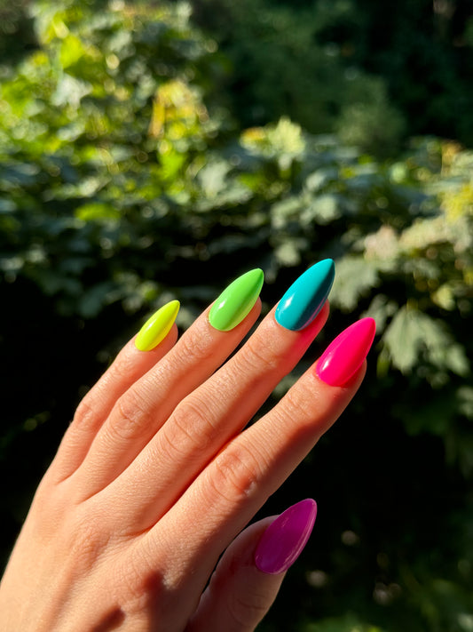 Press on nails faits main en France, sur mesure, avec 5 couleurs néon d'été, une différente sur chaque doigt.