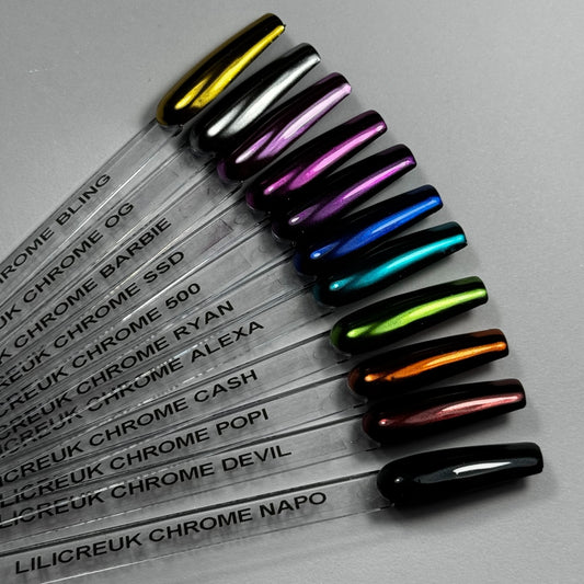 Nuanciers présentant 11 couleurs de poudres effet chrome pour ongles. Chaque teinte offre un éclat métallique unique, allant du brillant argenté au vibrant bleu électrique, offrant une gamme de choix pour une manucure tendance et éclatante.