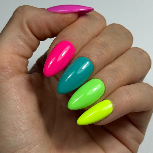 Press on nails faits main en France, sur mesure, avec 5 couleurs néon d'été, une différente sur chaque doigt.