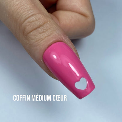 présentation ongle coffin medium avec trou en forme de coeur