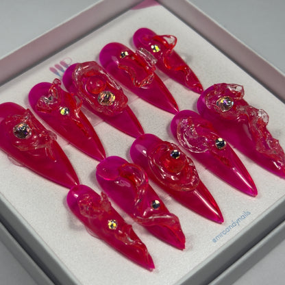 Osez l'originalité avec "Pinky River" : des press-on nails rose néon transparent audacieux, ornés de vagues 3D et de strass Swarovski. Un design unique, éclatant et sophistiqué pour des ongles qui font sensation !