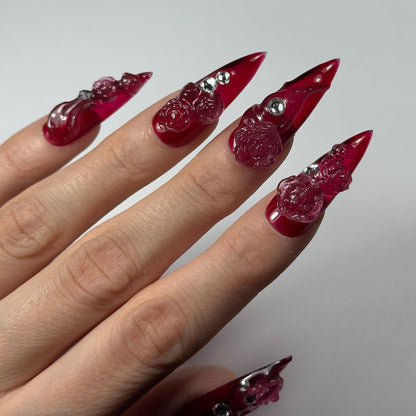 Adoptez le style avec "Red Roses" : des press-on nails rouges transparents intenses, décorés de roses 3D. Idéal pour des ongles glamour et faciles à appliquer. Commandez vos ongles press-on maintenant !